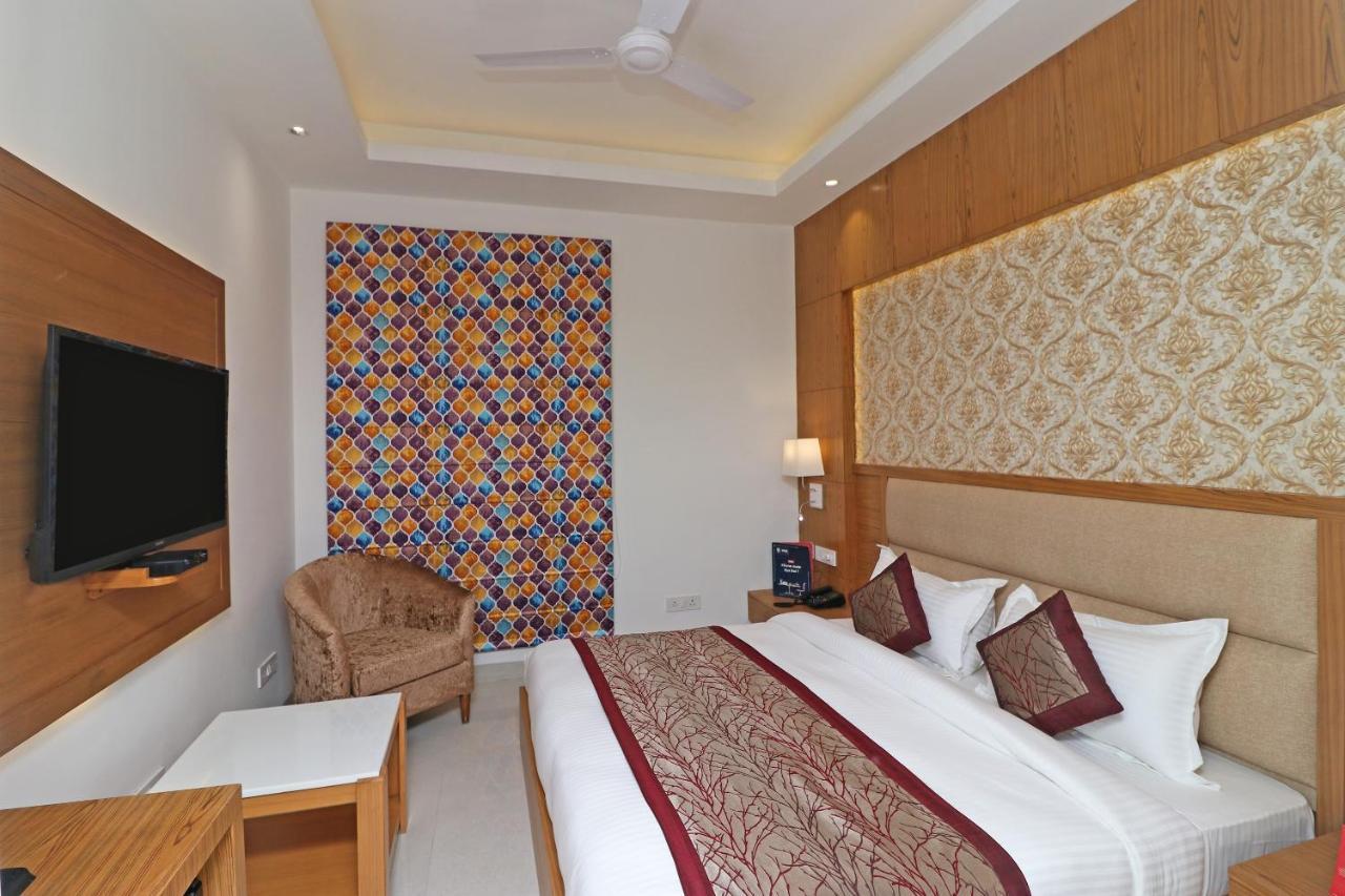 Capital O 10824 Hotel Star Suites New Delhi Exterior foto