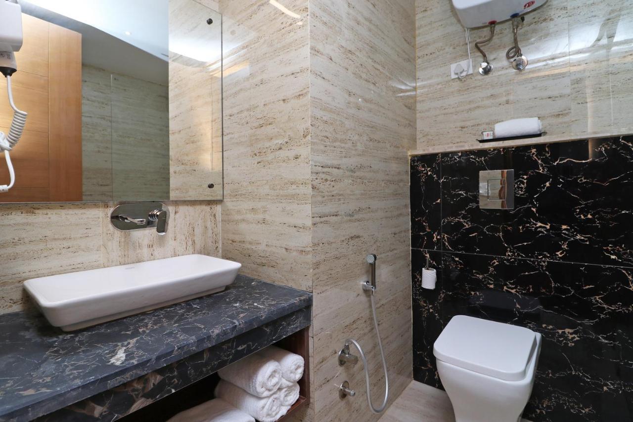 Capital O 10824 Hotel Star Suites New Delhi Exterior foto