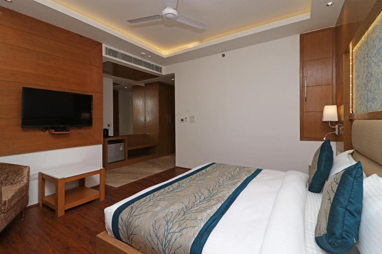 Capital O 10824 Hotel Star Suites New Delhi Exterior foto
